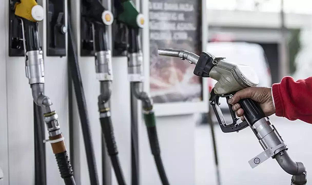 Benzine beklenen zam geldi!