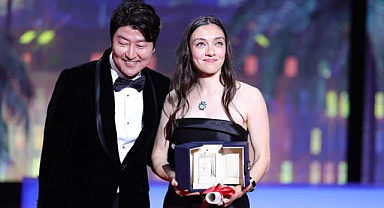 Cannes'da En İyi Kadın Oyuncu Ödülünü alan Merve Dizdar'a ünlüler ve siyasetçilerden tebrik yağdı