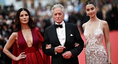 Cannes kırmızı halısında aile saadeti: Catherine Zeta-Jones ve Michael Douglas kızlarıyla