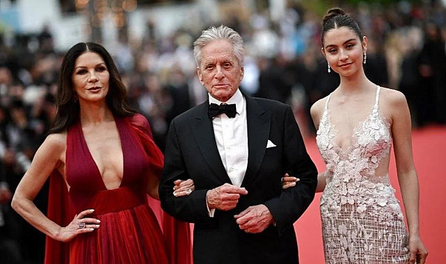 Cannes kırmızı halısında aile saadeti: Catherine Zeta-Jones ve Michael Douglas kızlarıyla