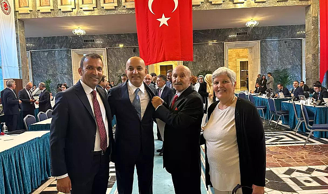 CHP&#039;li Polat&#039;ın milletvekili rozetini babası taktı!