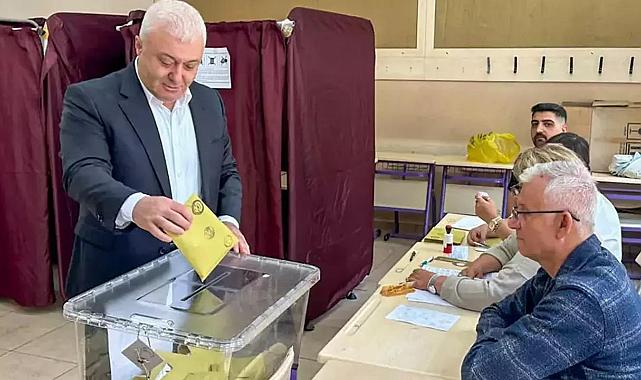 CHP&#039;li Tuncay Özkan oyunu Atatürk Lisesi&#039;nde kullandı