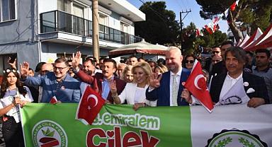 ''Çilek Kokulu Festivale Muhteşem Final''