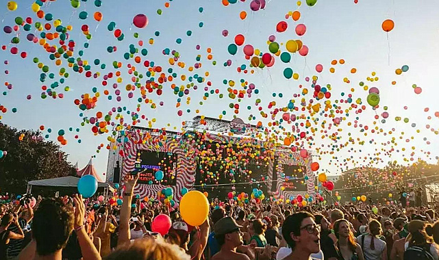 Çim alanda ücretsiz Redd konseri