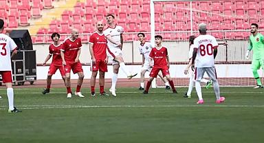 Depremzede çocuklar için sahaya çıktılar