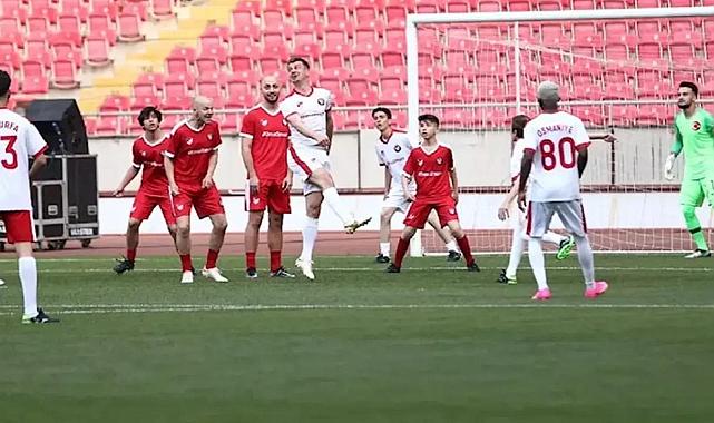 Depremzede çocuklar için sahaya çıktılar