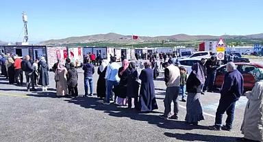 Depremzede seçmenler konteynerde oy kullanıyor