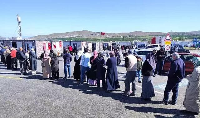 Depremzede seçmenler konteynerde oy kullanıyor