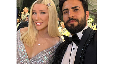 Estetiğe doymayan 60 yaşındaki Seda Sayan, bu sefer de dekoltesine işlem yaptırdı