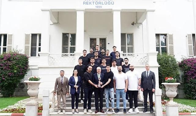 EÜ Erkek Voleybol Takımı Türkiye şampiyonu!