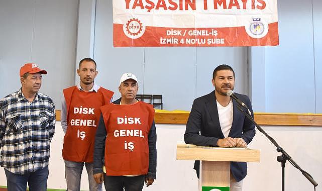 Foça Belediye Başkanı ve Belediye Çalışanları 1 Mayıs&#039;ı Kutladı