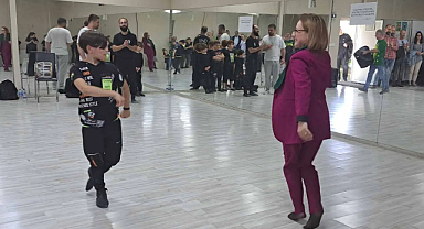 İYİ Parti İzmir adayı hemşerileriyle dans etti