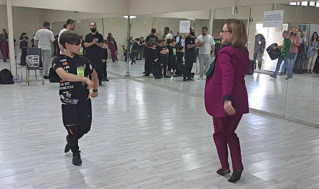 İYİ Parti İzmir adayı hemşerileriyle dans etti