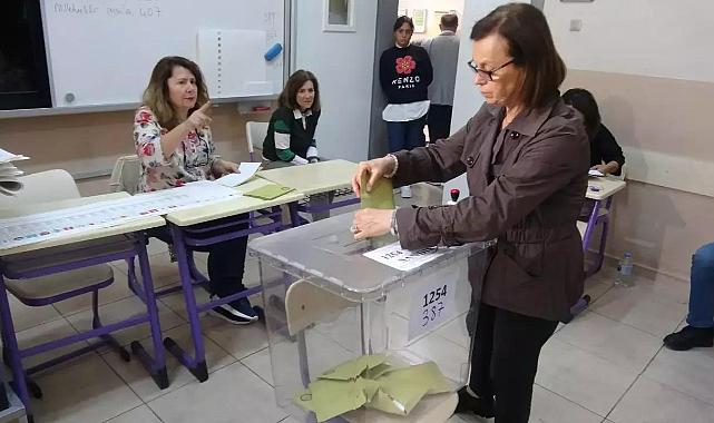 İzmir sandıklara koştu: Oy pusulası çok geniş!