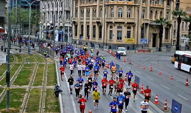 İzmir trafiğine maraton düzenlemesi