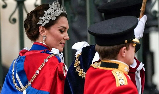 Kral Charles&#039;ın taç giyme töreni başladı! Galler Prensesi Kate Middleton şıklığıyla göz kamaştırdı