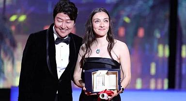 Merve Dizdar, 76. Cannes Film Festivali’nde En İyi Kadın Oyuncu ödülünü aldı