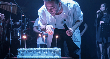 Oğuzhan Koç yeni yaşına sahnede girdi