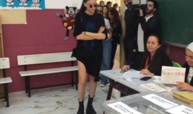 Oy kullanan Serenay Sarıkaya, 106 bin TL&#039;lik kombiniyle dikkat çekti