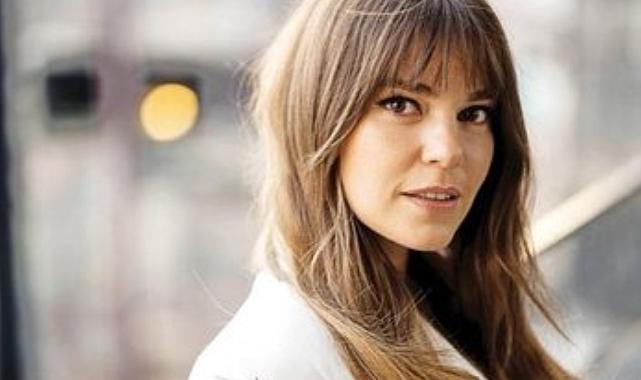 Oyuncu Aslı Enver, 7 aylık hamilelik pozunu ilk kez paylaştı