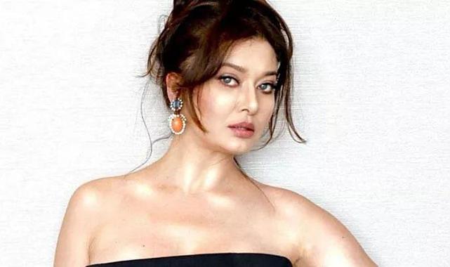 Oyuncu Nurgül Yeşilçay, sette saçlarına ütü yaptırdı