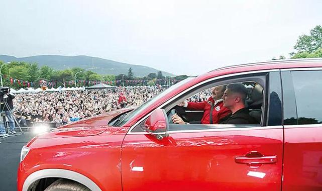 Özcan Deniz Togg ile sahneye çıktı