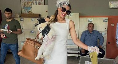 Şarkıcı Hatice, bu sefer de beyazlara bürünerek oy kullanmaya gitti