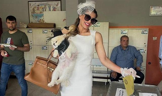 Şarkıcı Hatice, bu sefer de beyazlara bürünerek oy kullanmaya gitti