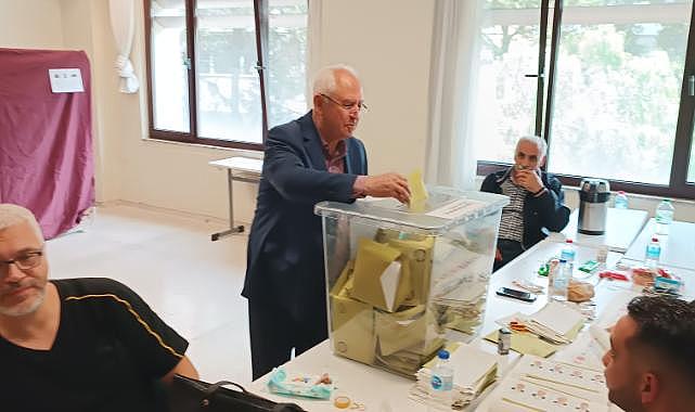 Selvitopu çifti oylarını kullandı