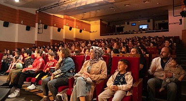 "Soytarılar Okulu" İzmirli çocuklarla buluştu