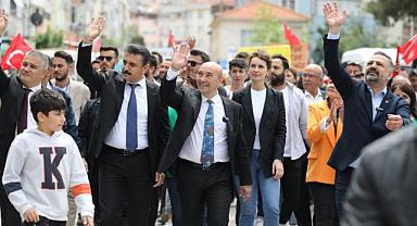 Tunç Soyer ve Şenol Aslanoğlu'na Dikili'de miting gibi karşılama