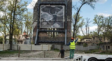 Ukrayna'daki Banksy'nin duvar resmi taşındı