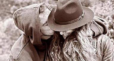 Ünlü oyuncu aşka geldi... Romantik paylaşım!