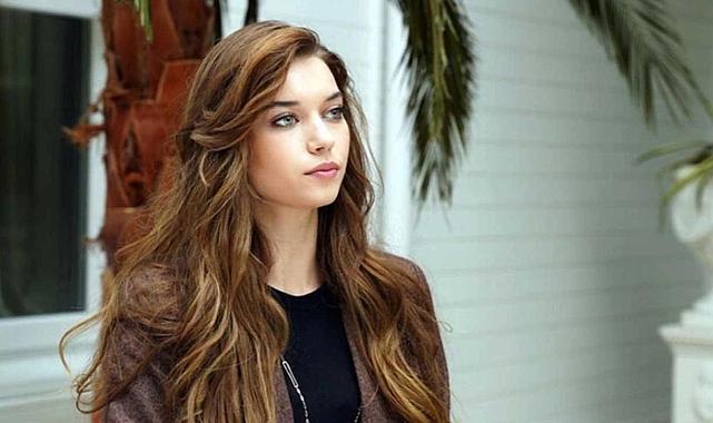 Afra Saraçoğlu&#039;na büyük şok: Uçağa alınmadı