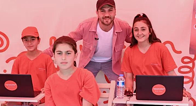 Aras Bulut İynemli Kahramanmaraş'ta çocuklarla buluştu