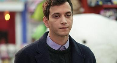 Başrolünde yer aldığı dizinin davetine katılan Selahattin Paşalı'nın şalvarlı tarzı sosyal medyanın diline düştü