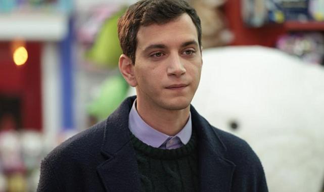 Başrolünde yer aldığı dizinin davetine katılan Selahattin Paşalı&#039;nın şalvarlı tarzı sosyal medyanın diline düştü