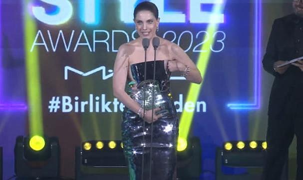 Eda Ece, ELLE Style Awards 2023&#039;te ödül aldı ve depremzedelerle ilgili sözleri tepki çekti