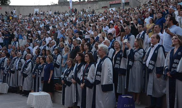 Ege Üniversitesi Tıp Fakültesinde 63. Dönem Mezuniyet heyecanı