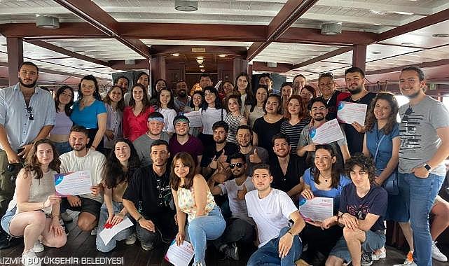 Genç İzmirliler yaza merhaba dedi