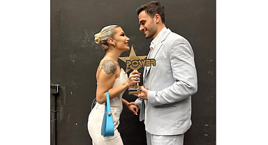 İrem Derici, PowerTürk Müzik Ödülleri'nde 'Yılın Güçlü Kadın Yıldızı' seçildi