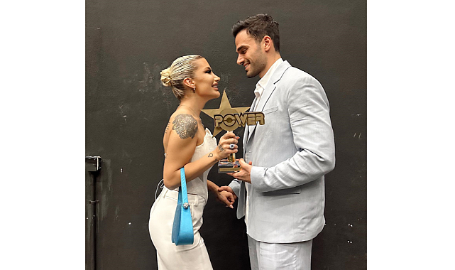 İrem Derici, PowerTürk Müzik Ödülleri&#039;nde &#039;Yılın Güçlü Kadın Yıldızı&#039; seçildi