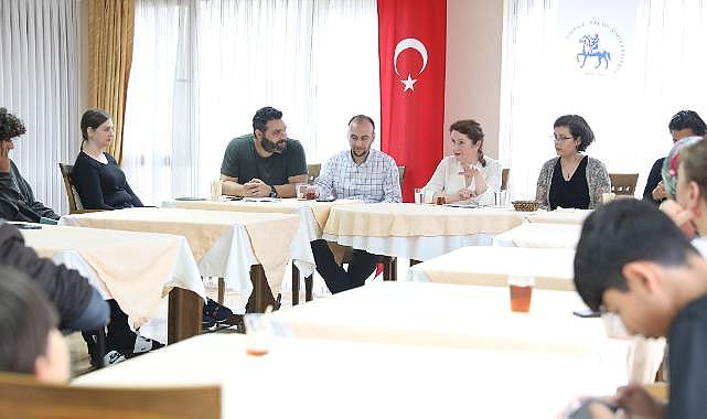 İrlandalı Öğretmenden İyilik Dersi: DEÜ Aracılığıyla Depremzedelere Yardım Ulaştırdı