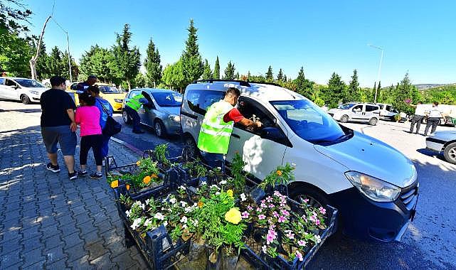 İzmir Büyükşehir Belediyesi&#039;nden mezarlıklarda çiçek sürprizi