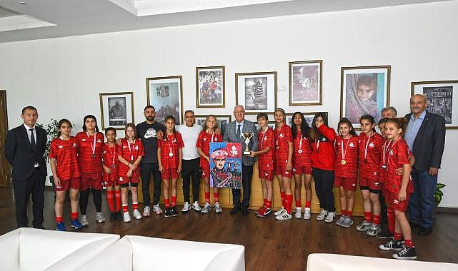 Kupalarıyla Başkan Selvitopu&#039;na geldiler