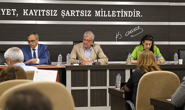 Narlıdere&#039;de Ayın Personeli Hediyesini Meclis Toplantısında Aldı