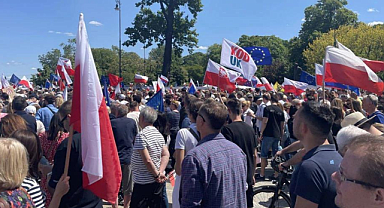 Polonya'da halk sokakta