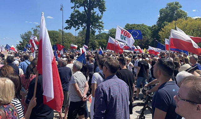 Polonya&#039;da halk sokakta