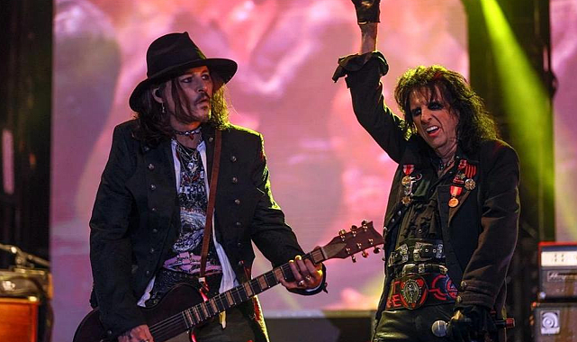 Rock müziğin efsanesi Hollywood Vampires&#039;den unutulmaz gece! Johnny Depp sahnede harikalar yarattı