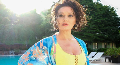 Ünlü oyuncu Nurgül Yeşilçay, sarı mayosu ile beğeni topladı